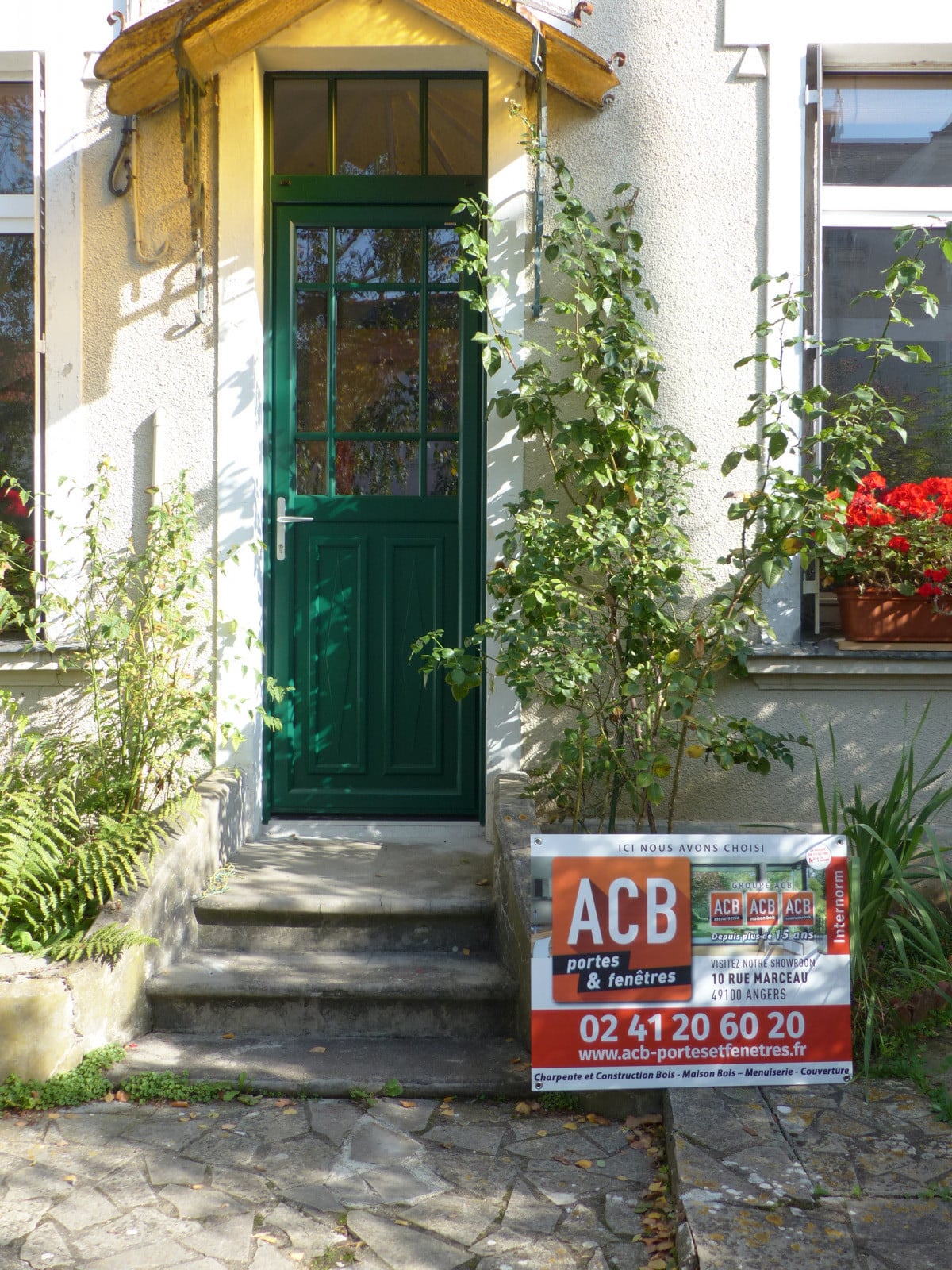 Nouvelle porte sur-mesure dans le quartier du Lutin à Angers. Porte Internorm posée par ACB Portes et Fenêtres constituée d'un panneau décoratif, RAL 6005 Vert Anglais.