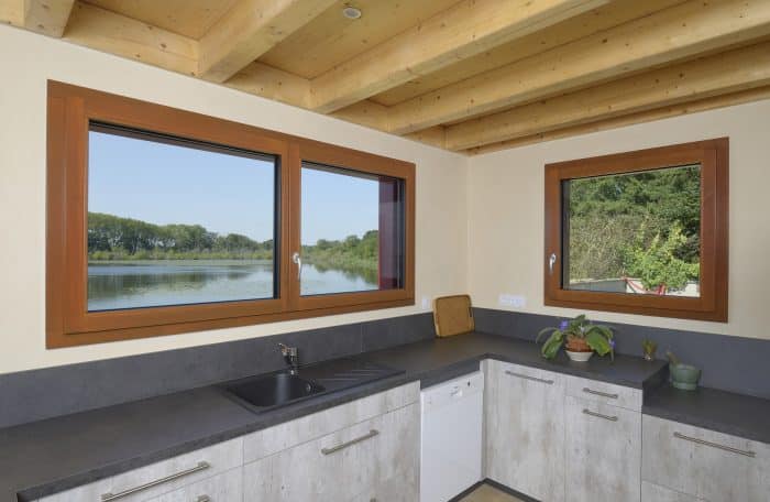 A Pouancé, (Maine et Loire 49) Fenêtre type panoramique pour une vue parfaite, et une un vantail. En bois foncé intérieur, pour une harmonie parfaite avec les poutres apparentes.