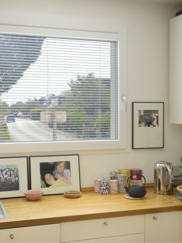 A Angers, (Maine et Loire 49) Fenêtre très large grâce au vitrage collé. Équipée d'un store intégré (accessible facilement) à lamelles pour protéger des rayons du soleil et d'un vis-à-vis.