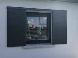 Pose de volet coulissant SIB, en aluminium de la gamme Élégance, modèle diamant. Cette gamme est équipée d'un rail de guidage apparent, mais existe également avec un rail invisible (caché dans le tableau maçonné) Rénovation sur la commune de Bauné.