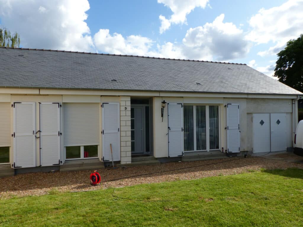 Rénovation d'une maison à Avrillé 49125 - Maine et Loire. Porte fenêtre en PVC intérieur et extérieur, la porte d'entrée est équipée de l'option aluminium en extérieur. Et la porte de garage battante en aluminium.