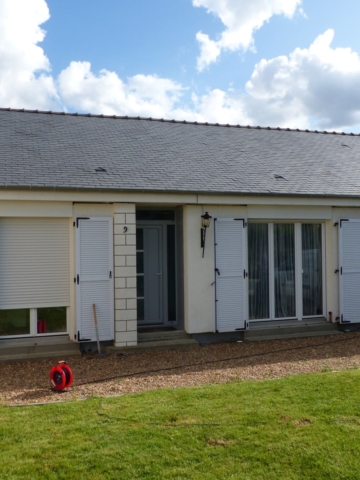 Rénovation d'une maison à Avrillé 49125 - Maine et Loire. Porte fenêtre en PVC intérieur et extérieur, la porte d'entrée est équipée de l'option aluminium en extérieur. Et la porte de garage battante en aluminium.