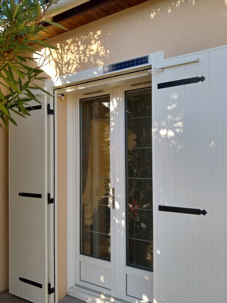 Installation de volets battants motorisés solaires en aluminium de chez SOTHOFERM à St Sébastien sur Loire. Grace à sa télécommande et à sa programmation selon la saison, la luminosité ou même la température, vos volets battants se ferment en un clic. Esthétique, simple à installer, qui ne nécessite ni travaux électriques, ni travaux de façade.