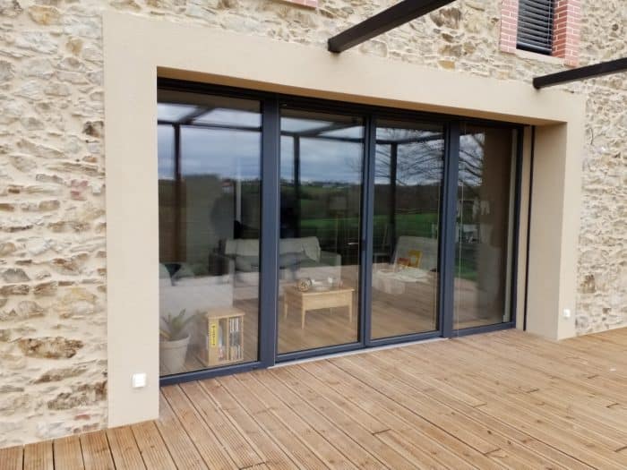 Superbe ensemble INTERNORM BOIS/ALU, composée de deux portes fenêtres HF410 et de deux fixes en triple vitrage. Couleur extérieur : Gris anthracite RAL 7016 et couleur Epicéa pour l'intérieur. Pour vous faire bénéficier des avantages de ces deux matériaux de qualité, Internorm a conçu des portes fenêtres mixte bois/alu qui associent d'excellentes performances acoustique et thermique. Une grande ouverture contemporaine qui a du style !