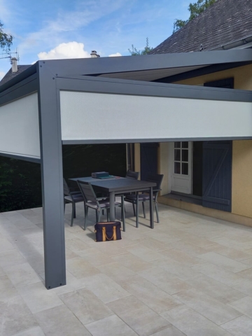 Pergola COCOON de la gamme VERANCO avec store de toiture en toile et store en façade.