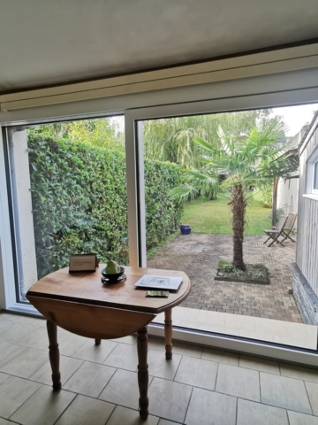 Les portes-fenêtres soulevant-coulissant offrent une vue panoramique privilégiée sur l’extérieur : un moyen efficace d’agrandir virtuellement les volumes dans votre maison. L’apport en luminosité est des plus agréables à la fois en été et en hiver.