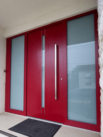 pose de porte d'entrée à Orée d'Anjou, modèle rouge en alu Internorm