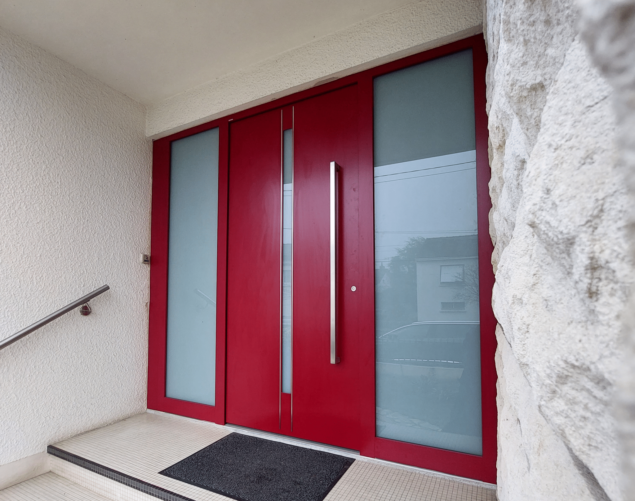 pose de porte d'entrée à Orée d'Anjou, modèle rouge en alu Internorm