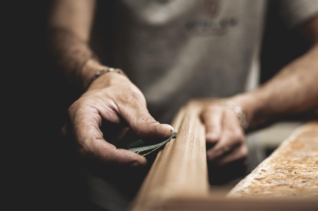 Travail de finition pour des menuiseries en bois sur mesure Atulam