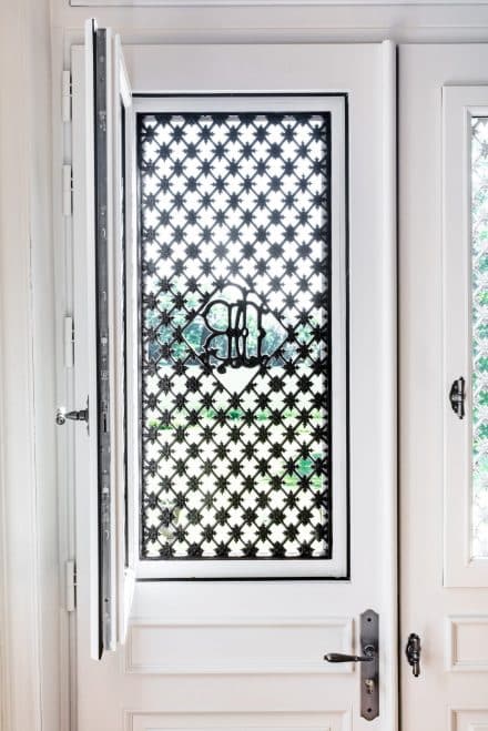 Porte en bois sur mesure, avec un chassis ouvrant
