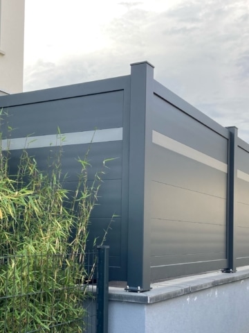 Installation d'une clôture à Bouchemaine en aluminium occultante Tschoeppé