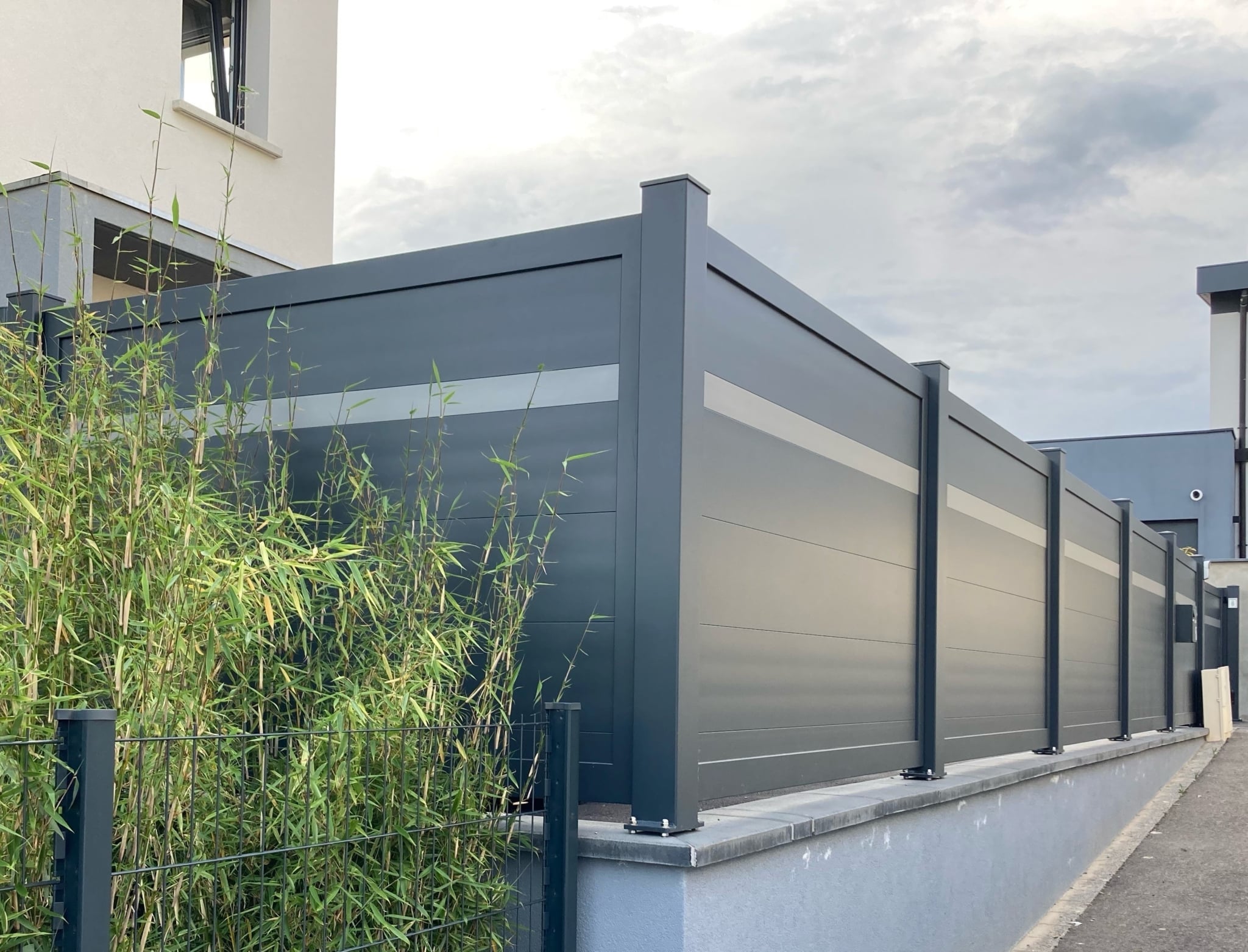 Installation d'une clôture à Bouchemaine en aluminium occultante Tschoeppé