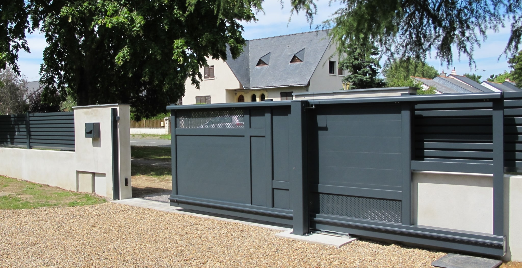 portail à Beaucouzé, modèle gris autoportant coulissant