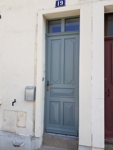 porte en bois à Beaucouzé