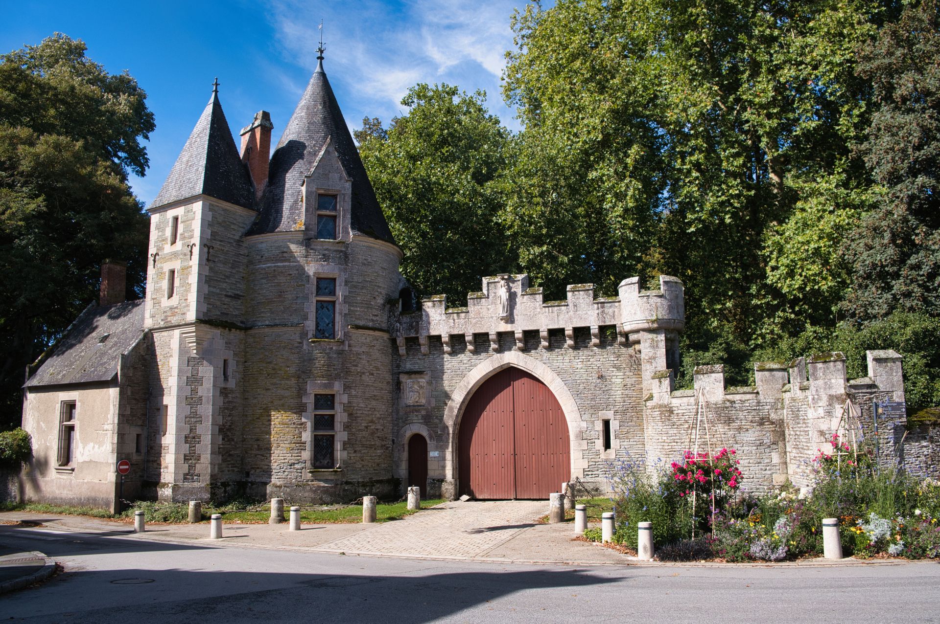 porte cochère en bois d'un château